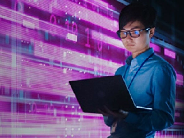 Hombre con ordenador portátil