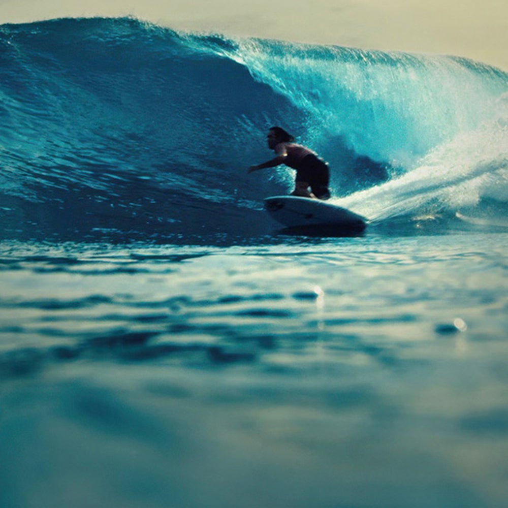 Surfer riding a wave representing Micron’s role in accelerating Edge AI innovation.