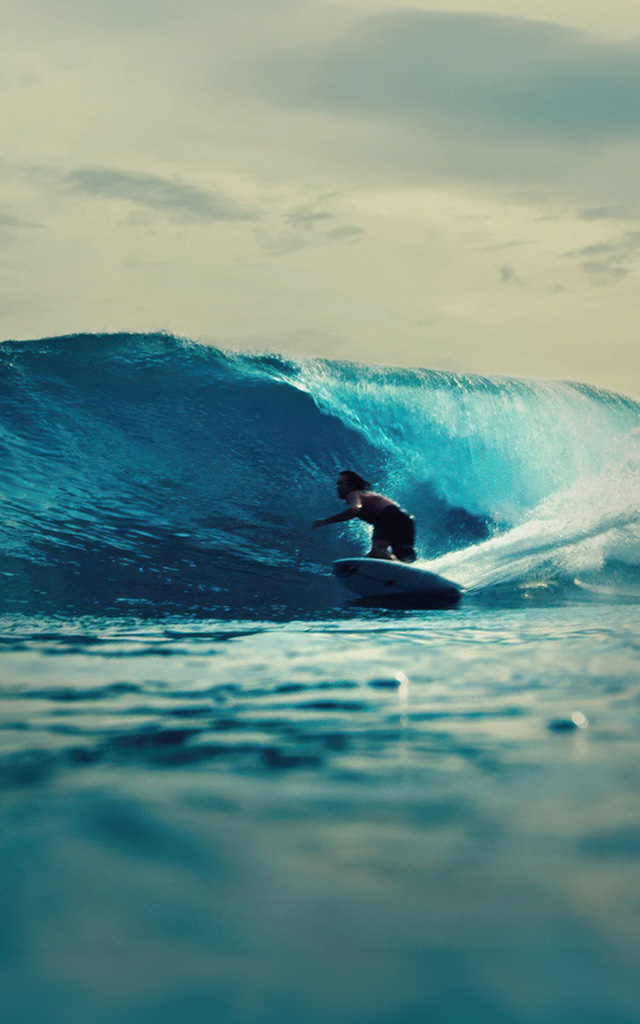 Surfer riding a wave representing Micron’s role in accelerating Edge AI innovation.