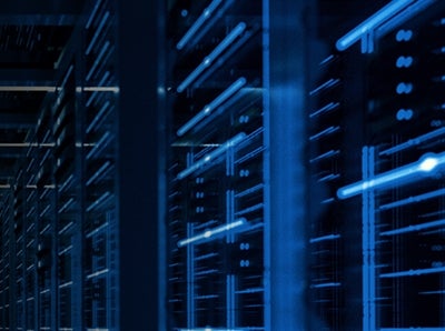 밤의 고속도로 조명 