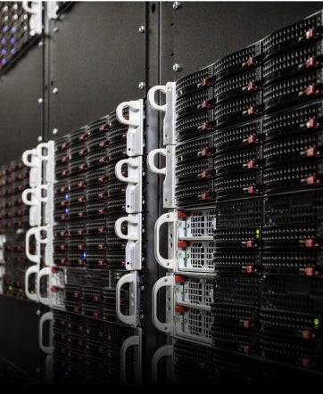 Una fila de racks de servidor negros.