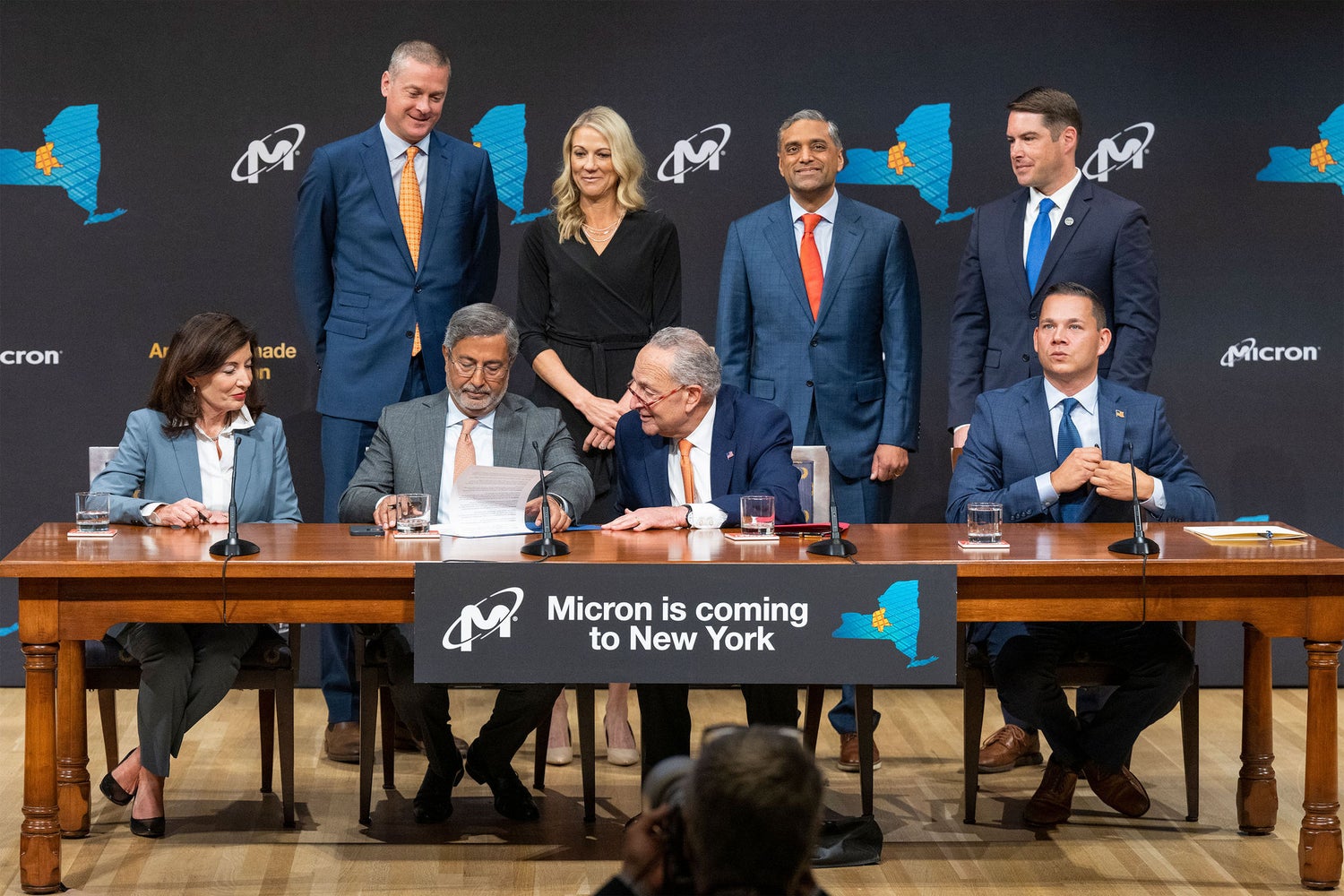 Photo 01 from the New York signing event