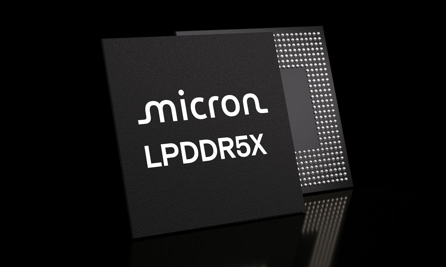 并排放置的美光 LPDDR5X 芯片与美光 UFS 4.0 芯片