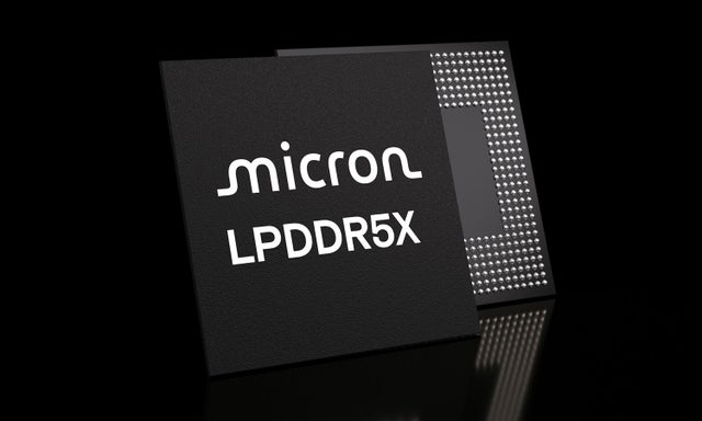 Micron LPDDR5XチップとMicron UFS 4.0チップを横に並べた図