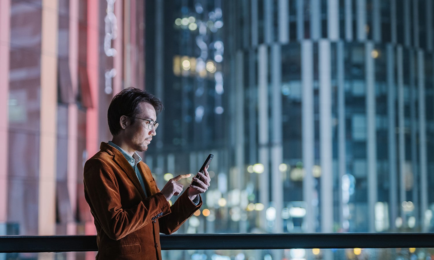 Man working on his phone in city 