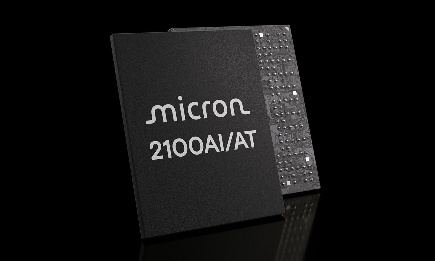 Micron 2100AT SSDの表面と裏面 