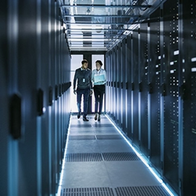 짙은 파란색 톤의 서버 랙 확대 보기