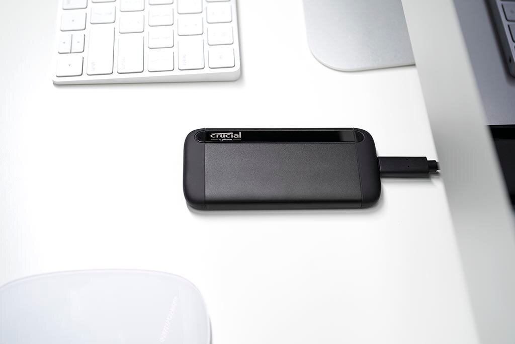 Crucial X8 2000GB Portable SSD【新品・送料無料】 crucial-x8-flat-front-image.png
