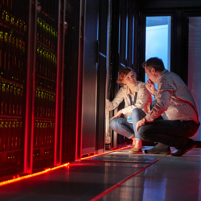 Vergrößert im Blick auf Serverracks in tiefblauen Farbtönen