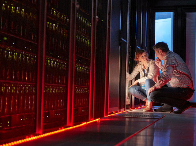 Vergrößert im Blick auf Serverracks in tiefblauen Farbtönen