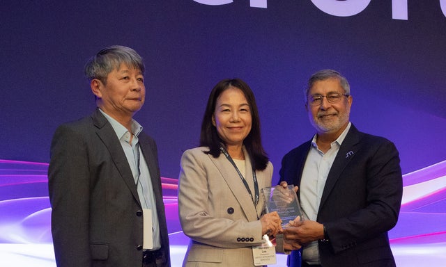 Sanjay Mehrotra presenting the award to Hui-Wen Lee and Ming Lai