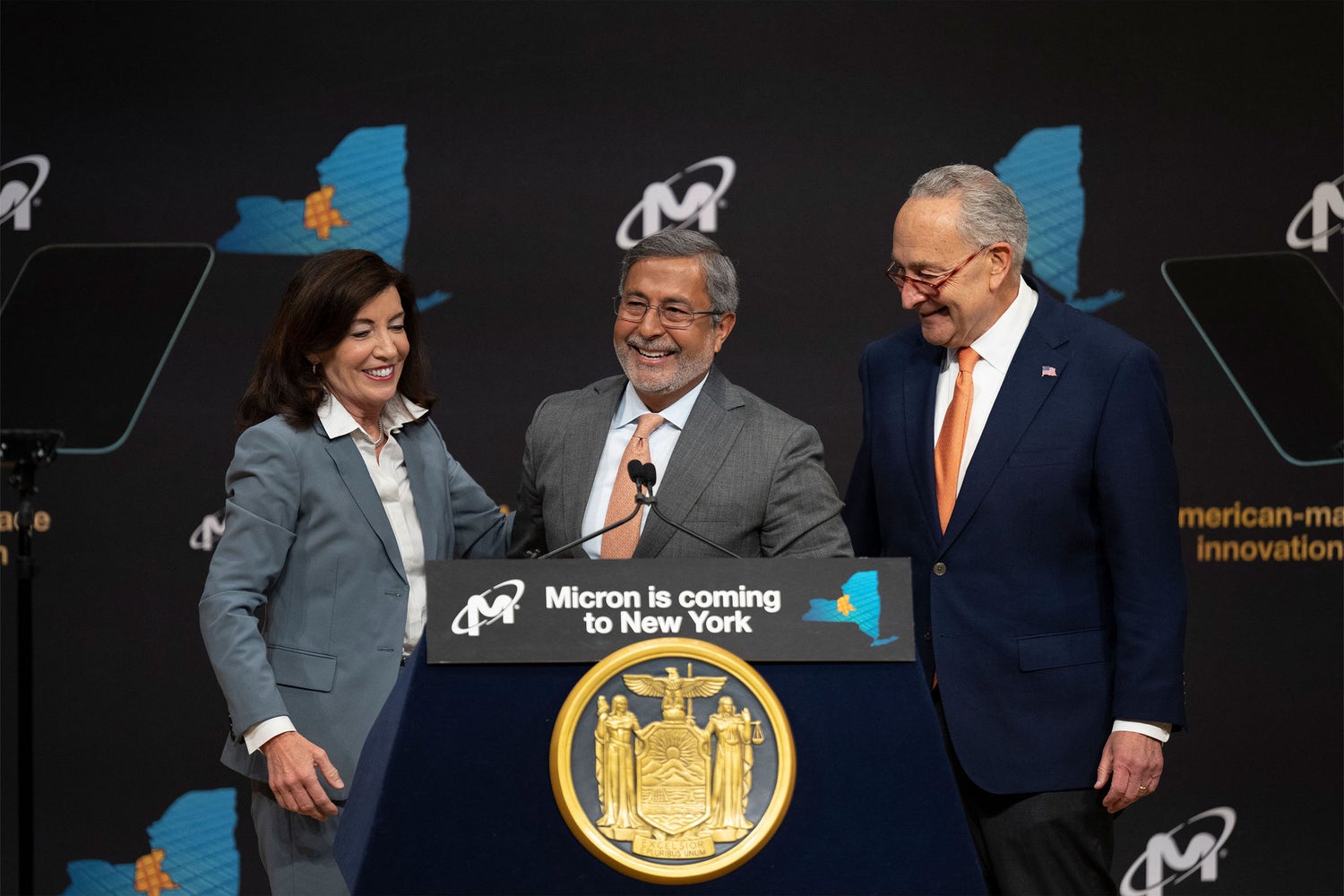 Photo 08 from the New York signing event