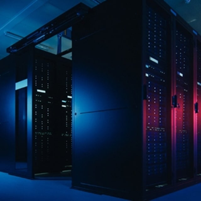 짙은 파란색 톤의 서버 랙 확대 보기
