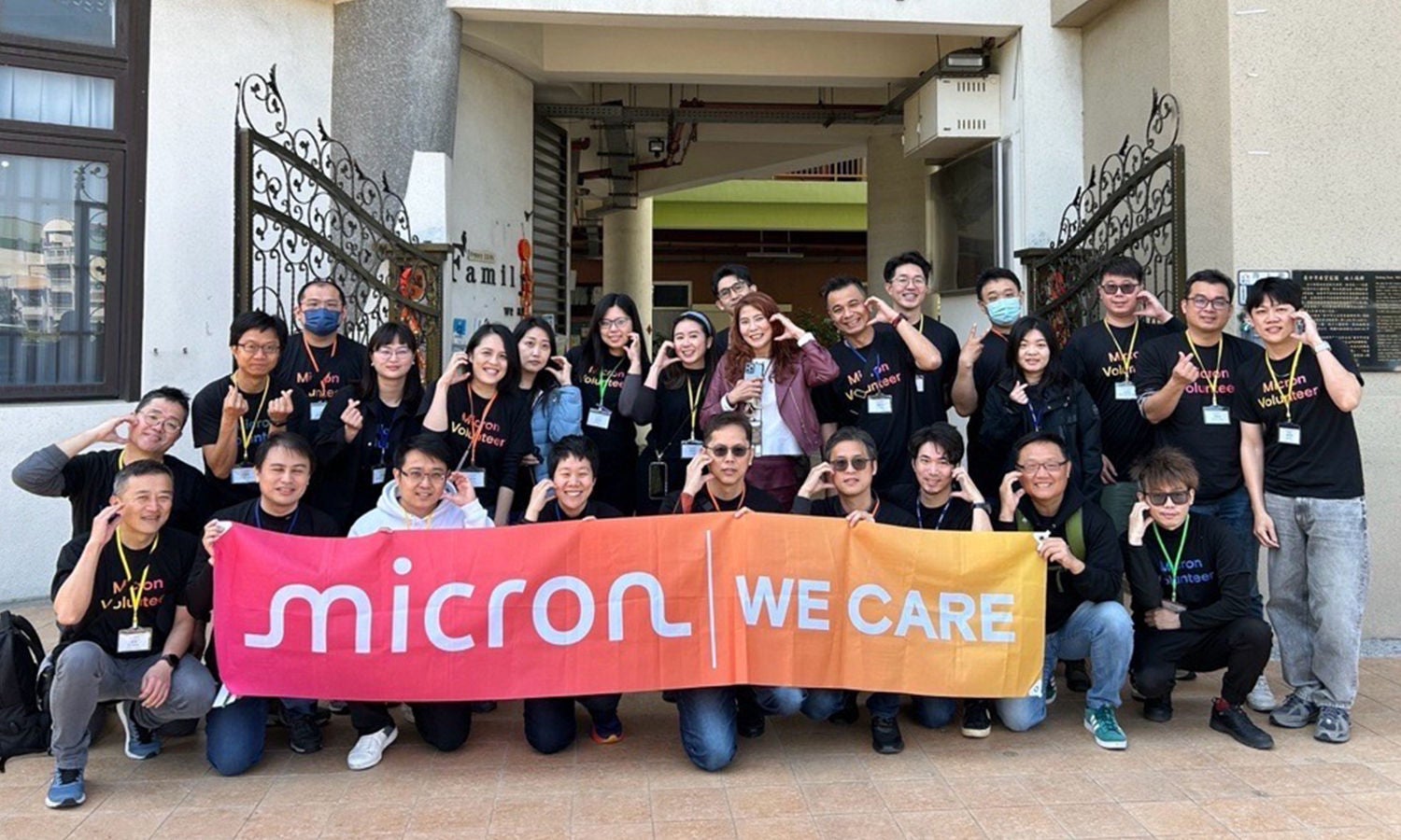 micron-volunteer-group-team-with-banner