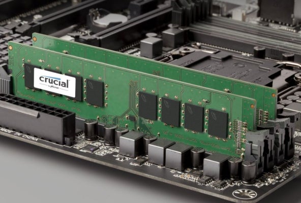 Dos módulos de memoria RAM de Crucial instalados en una placa base.