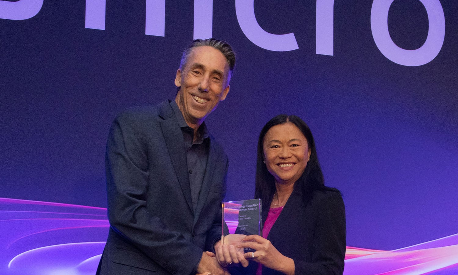 Thy Tran presenting the award to Mark Slezak