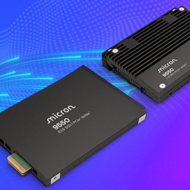 Vergrößert im Blick auf Serverracks in tiefblauen Farbtönen