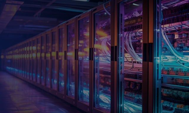 Vergrößert im Blick auf Serverracks in tiefblauen Farbtönen