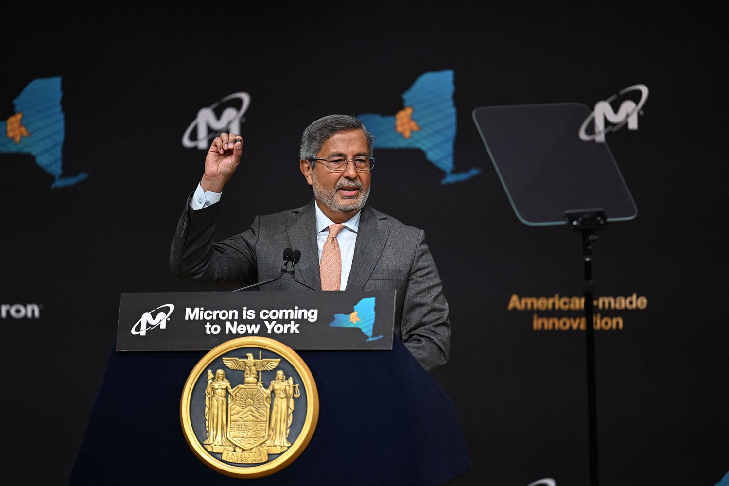 Photo 13 from the New York signing event