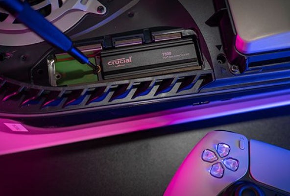 Bild einer Crucial SSD, die in einer PlayStation installiert ist