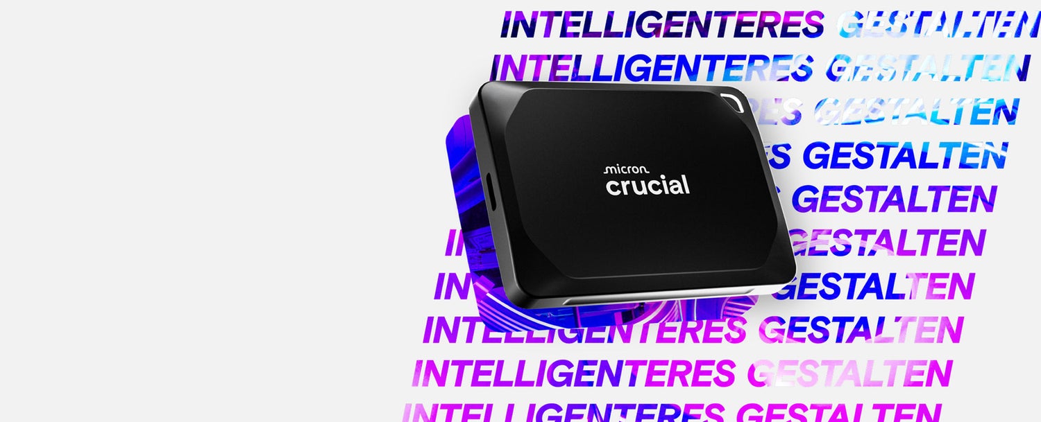 Die Crucial X10 Pro Portable SSD wird vor einem lebhaften Hintergrund präsentiert, auf dem die Wörter „KREATIV SEIN” in kräftigen Farbverläufen in Lila, Rosa und Blau wiederholt erscheinen.