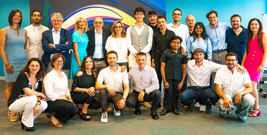 一群美光国际学院参与者合影留念 