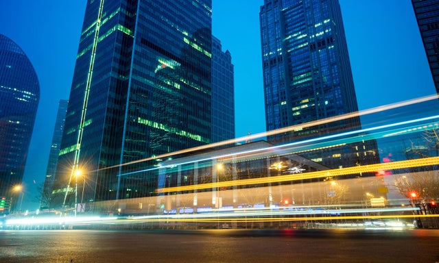 黃昏時分的城市天際線與縮時攝影的車流模糊影像