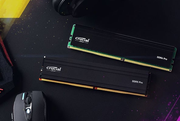 Crucial DDR5 UDIMM-Module auf einem Schreibtisch