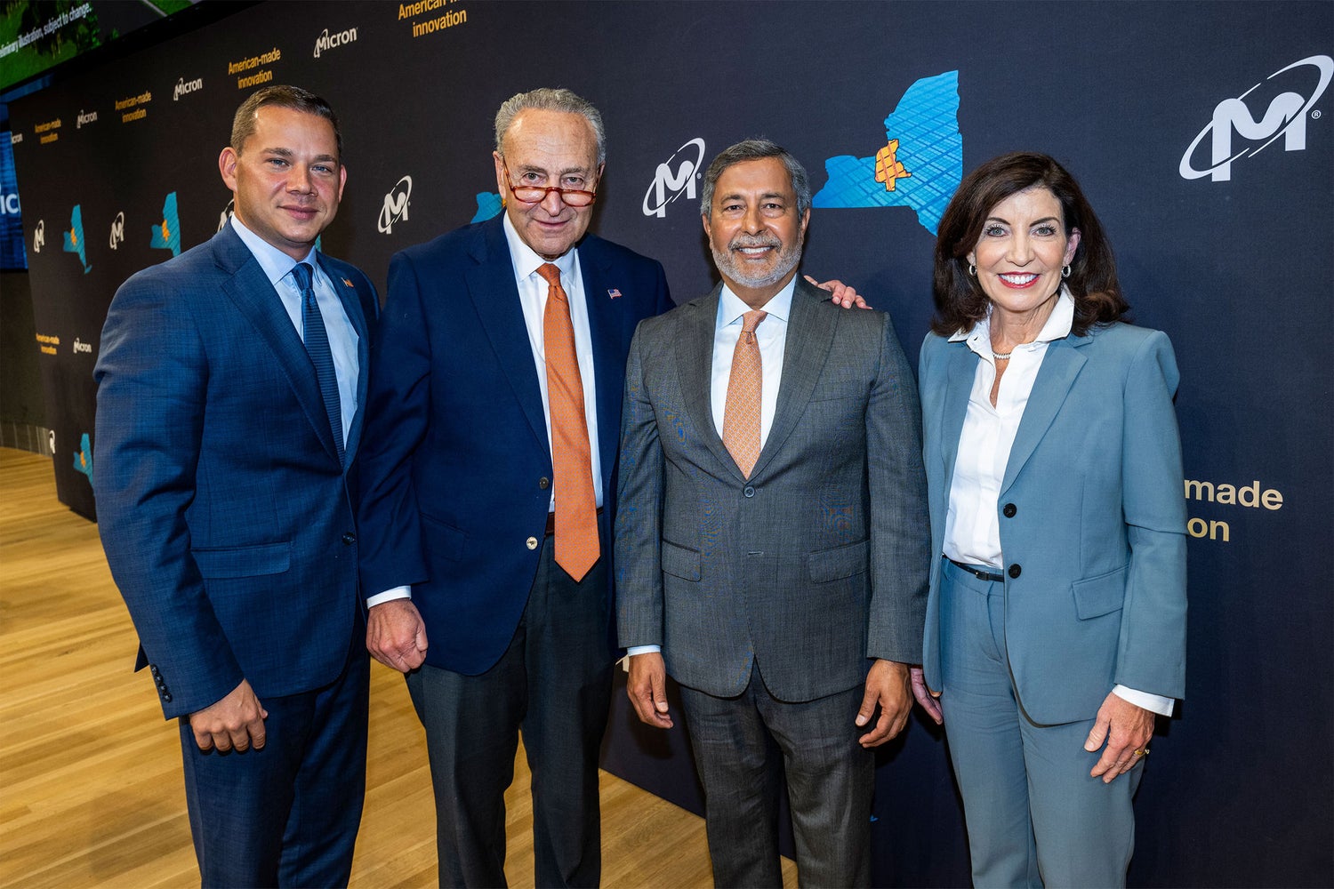 Photo 04 from the New York signing event