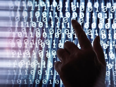 Ampliado en vista de racks de servidor en tonos azul oscuro