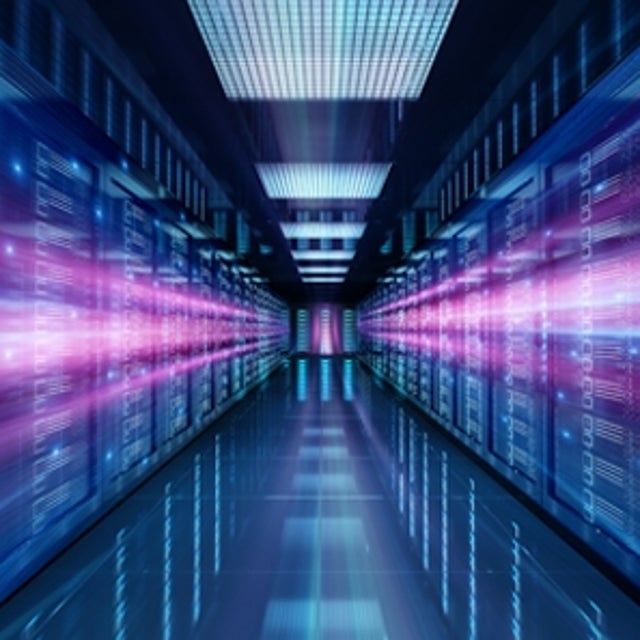 Vergrößert im Blick auf Serverracks in tiefblauen Farbtönen