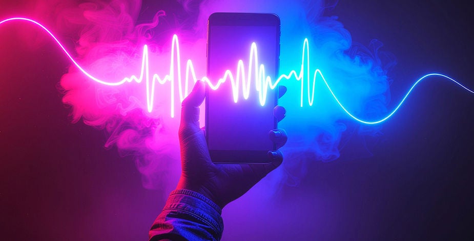 色とりどりの光の中、手に持ったスマートフォンの全体に広がる音波