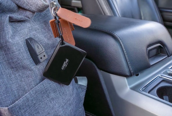 Bild einer Crucial SSD, die an einem Rucksack befestigt ist