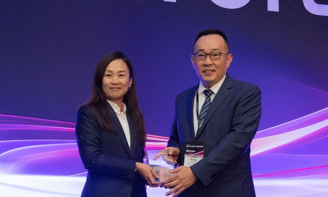 Sin yee nig presenting the award to Robert Huang