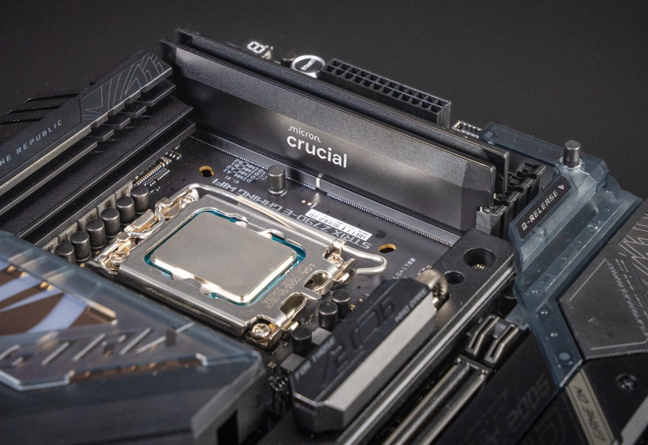 Una imagen macro de una placa base con una DRAM Crucial instalada.