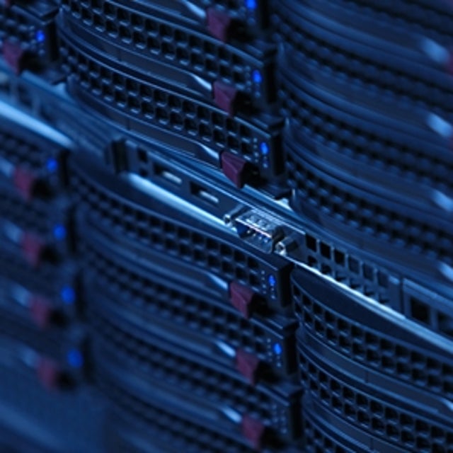 Ampliado en vista de racks de servidor en tonos azul oscuro