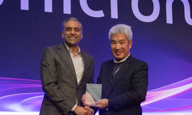 Manish Bhatia presenting the award to Boris Hsieh