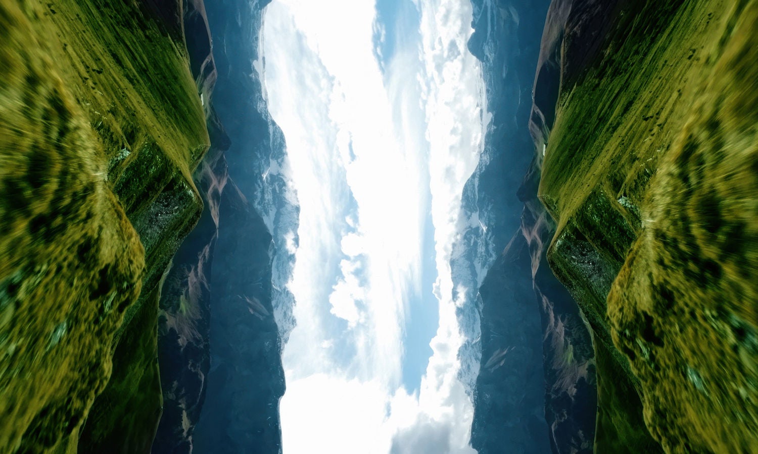 明るい空を背景に山が鏡のように映し出され、幻想的な垂直対称の風景を形作っている様子。