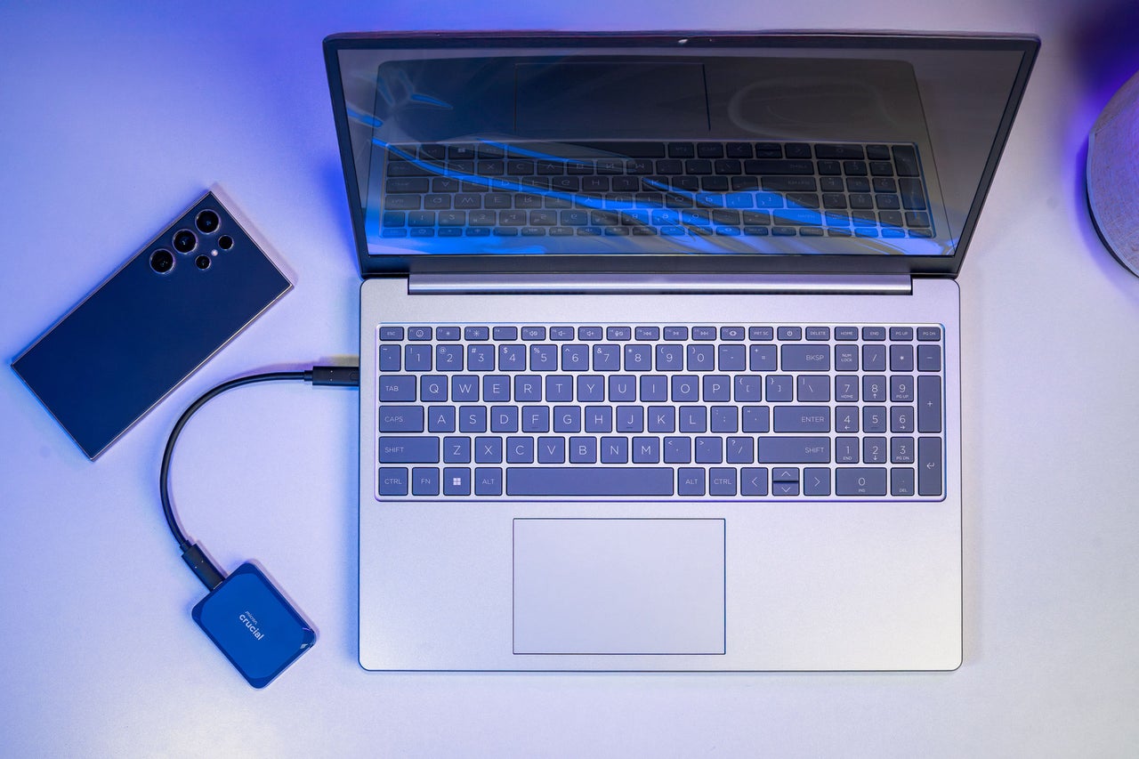 Bild einer Crucial SSD neben Kamerazubehör.