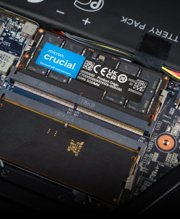 Una imagen macro de Crucial DDR4 SODIMM instalada en un ordenador portátil.