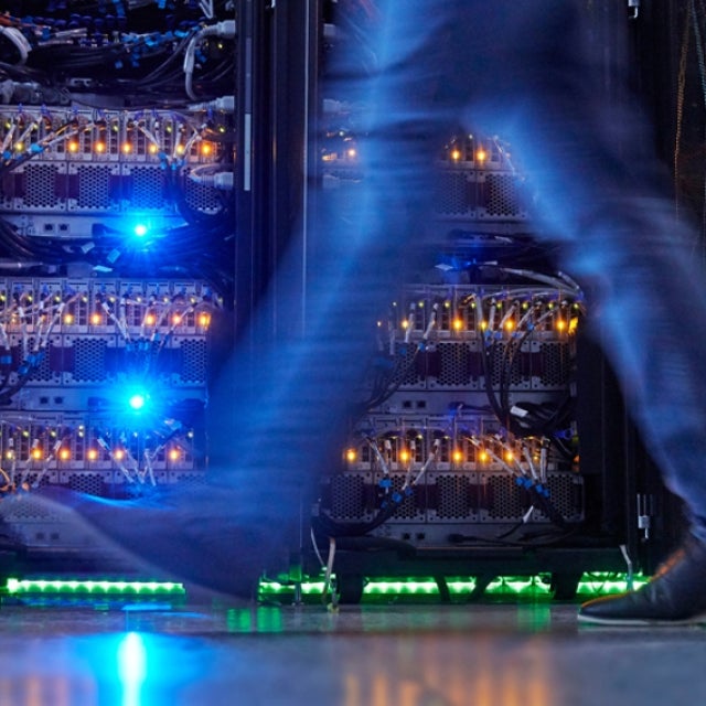 짙은 파란색 톤의 서버 랙 확대 보기