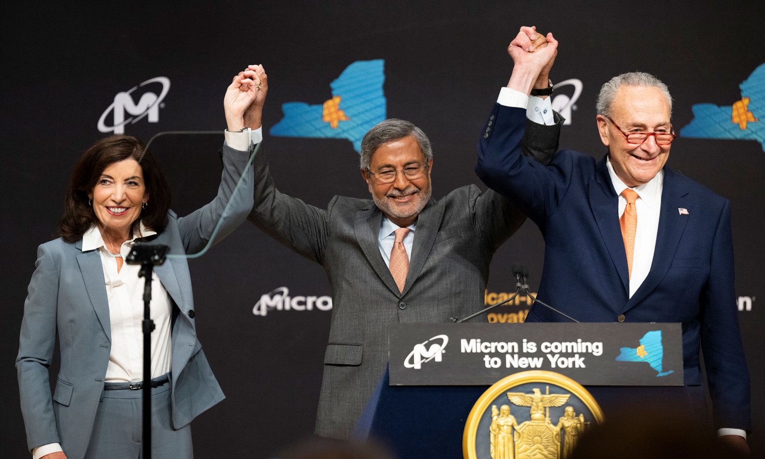 Photo 07 from the New York signing event