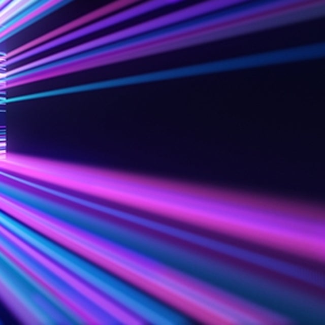 Vergrößert im Blick auf Serverracks in tiefblauen Farbtönen