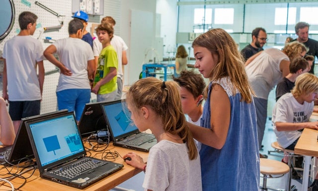 A group of students at a Micron Foundation sponsored event at the Deutsches Museam